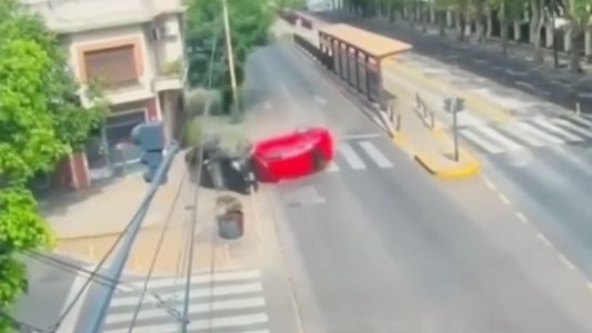 Choque y doble vuelco en Villa del Parque: uno de los conductores iba armado