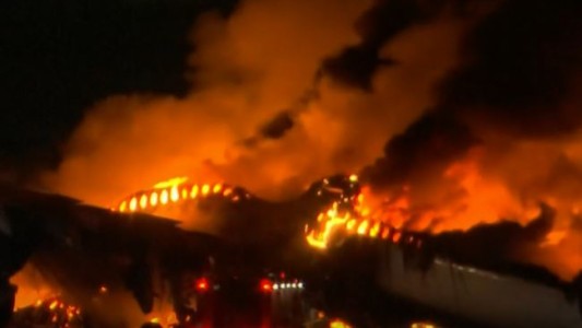 Impactante incendio de un avión en Tokio con 300 pasajeros