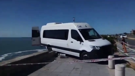 Mar del Plata: camioneta sin freno se deslizó por un pendiente y quedó colgada de un murallón