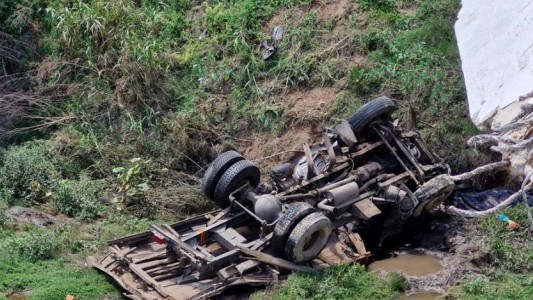 Autopista Rosario-Buenos Aires: un muerto y dos heridos al caer un camión desde un puente