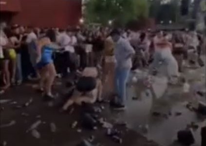 Amanecer salvaje en Corrientes: pelea de mujeres en la Costanera