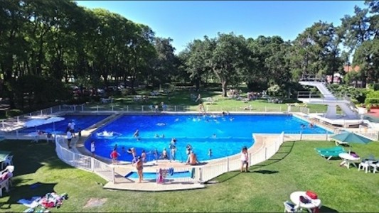 Dramático rescate en una pileta del Jockey Club de Rosario: un nene de 10 años está internado en estado crítico