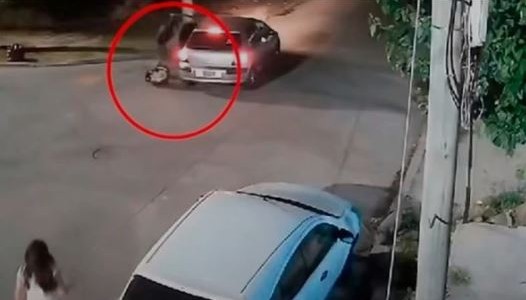 Roban un auto con una beba de tres meses adentro y en la huida la arrojan con la sillita al asfalto