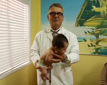 Video: el pediatra que explica el método mágico para calmar a un bebé