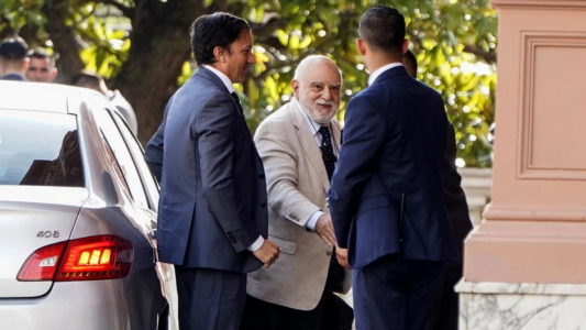 Fallo favorable a la estrategia del Gobierno tras los amparos contra el DNU