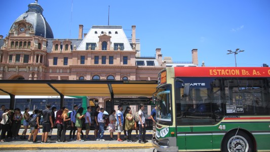 Tarifas de colectivos y trenes suben 45% el lunes y el alza de febrero será aún más fuerte