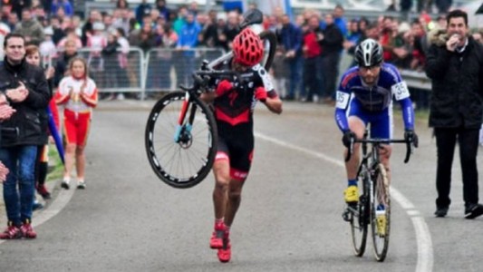 Se le rompió la bici y su rival no quiso pasarlo
