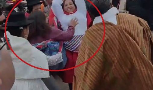 Una mujer agredió a la presidenta de Perú durante un acto público