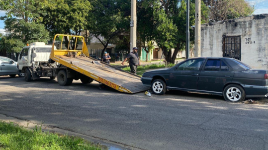 Fingió ser el dueño de un auto estacionado y contrató a una grúa para robárselo