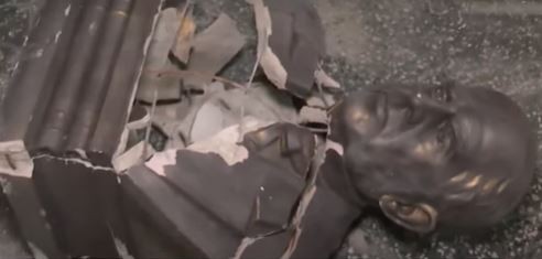 Intentó robar un busto de cemento pintado de dorado, se lastimó y terminó desvanecido