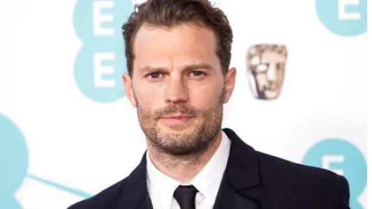 El actor Jamie Dornan estuvo internado con "síntomas de ataque cardíaco" al ser piado por orugas venenosas