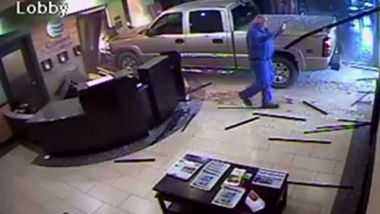 Video: enojado por la factura del hotel, estrelló camioneta en el lobby