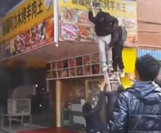 Llegan a 39 los muertos en un incendio en una tienda en el centro de China