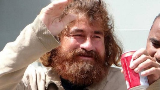 Sobrevivió 13 meses en el mar y ahora lo acusan de haberse comido a su compañero