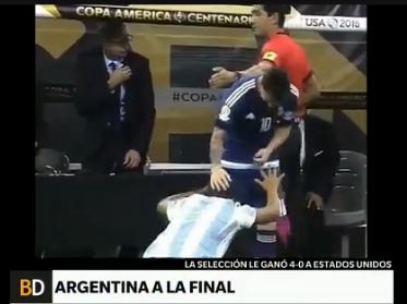 Messi firmó un autógrafo y recibió esta reverencia
