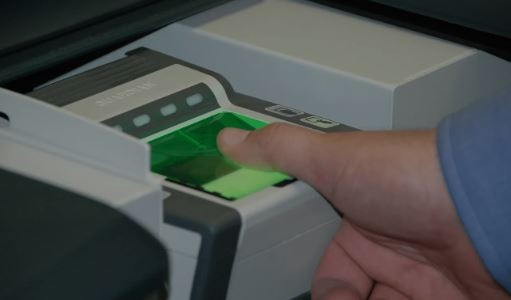 Comenzó a aplicarse un sistema de huella dactilar para el ingreso de empleados en La Plata