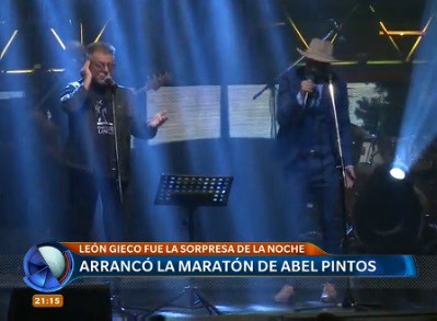 León Gieco no pudo llegar a la marcha contra el 2x1 y cantó desde un estacionamiento