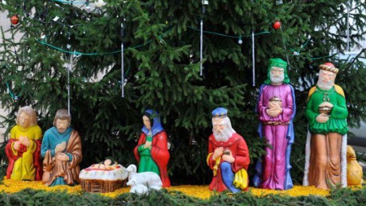 Alcalde francés colocó pesebre con un rey Baltazar blanco