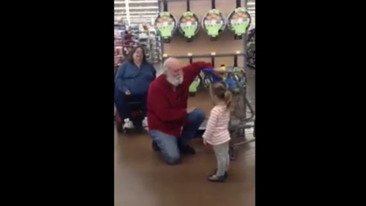 La tierna reacción de un hombre al que una niña confundió con Papá Noel