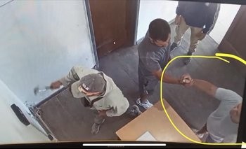 Detuvieron a un hombre que destruyó "a martillazos" el control biométrico de la Municipalidad de La Plata