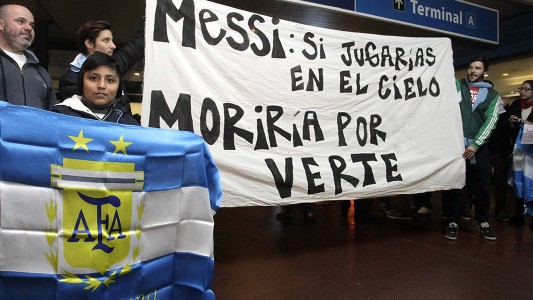 Un grupo de hinchas recibió a la Selección y le pidió a Messi que siga