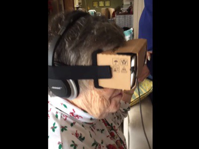#EsViral La risa de la abuela que prueba anteojos de realidad virtual