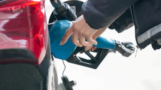 A pedido del Gobierno, las petroleras aumentarán de forma moderada los precios del combustible