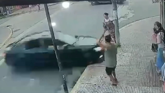 Se subió a la vereda, atropelló a una mujer que esperaba el colectivo, quiso huir pero lo detuvieron