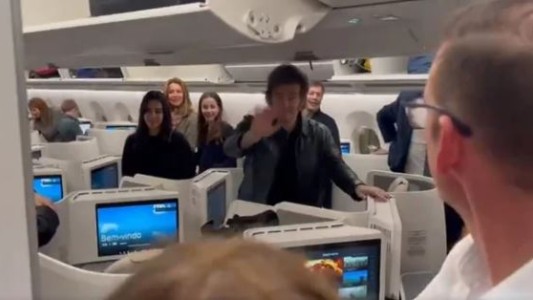 Milei fue aplaudido en el avión de regreso a la Argentina