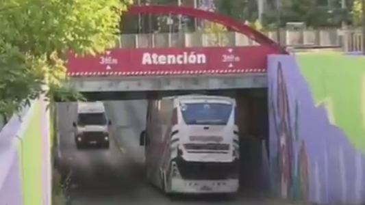 Demoras de tránsito por un micro que quedó trabado en el viaducto de Haedo