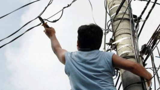 Murió electrocutado cuando robaba cables del alumbrado público en Mendoza