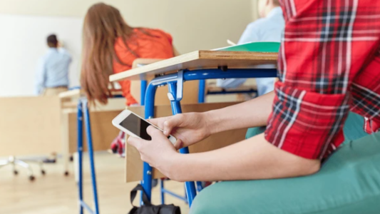 El gobierno británico prohibió el uso de celulares en las escuelas: "Son una distracción"