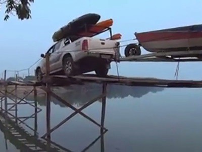 #EsViral el arriesgado cruce de un puente de madera