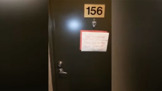 Video: encontró a su mujer con un amante en el sofá