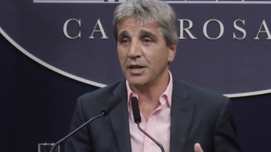 Caputo confirmó que el bono para los jubilados que cobren la mínima será de 70.000 pesos