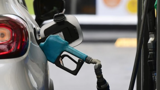 Por el alza de precios, cayó la venta de combustibles pero en marzo habrá otro aumento