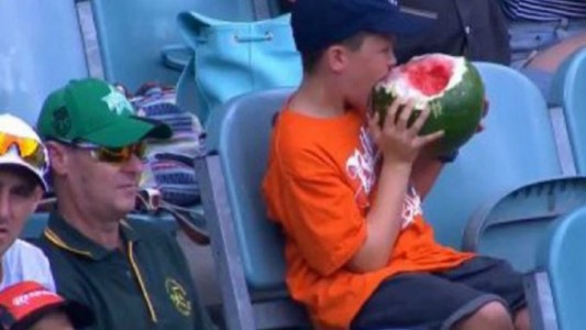 #EsViral Nene sorprendió al comerse una sandía entera durante un partido