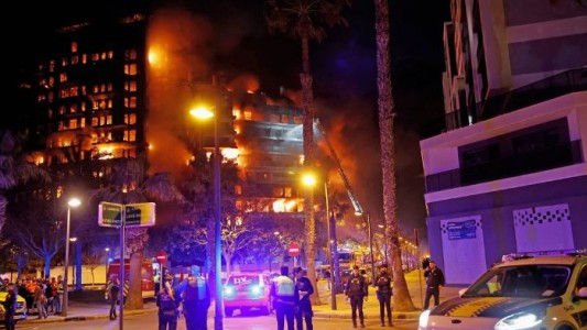 Impactante incendio en dos edificios en Valencia: al menos cuatro muertos y 14 heridos