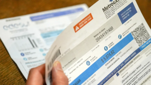 Planean quitar subsidios de luz y gas a quienes compraron dólares, viajaron al exterior o tienen prepaga