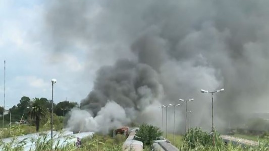 Incendio en un taller del tren Roca: se queman al menos seis vagones