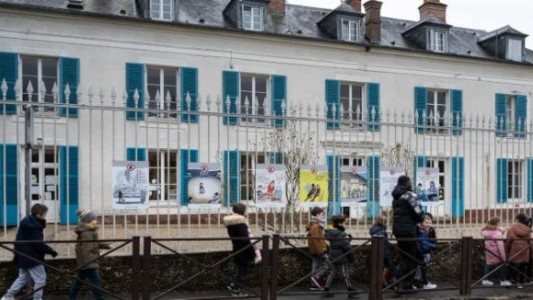 Un pueblo de Europa prohíbe el uso de celulares en la calle