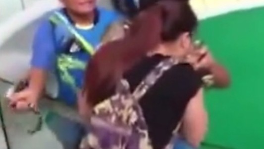 Video: una mujer fue mordida por una víbora cuando intentaba besarla