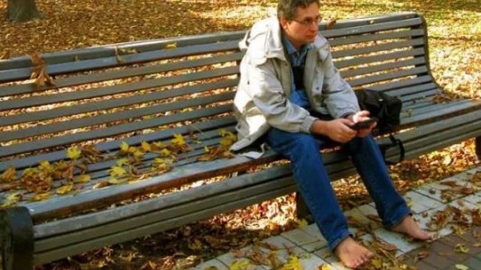 La historia del hombre que camina descalzo desde hace 10 años