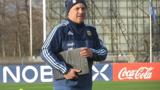 Olarticoechea dijo que el seleccionado olímpico "debe hacerse fuerte ante la adversidad", como en el `86