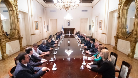Con todos los gobernadores presentes, comenzó la reunión con Posse y Francos en la Rosada