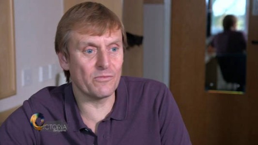 El hombre que vende esperma por Facebook y embarazó a 800 mujeres