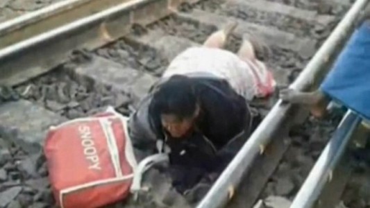 India: se cayó en las vías, un tren la pasó por arriba y sobrevivió