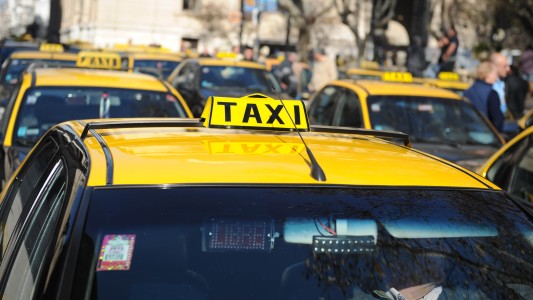 Los taxistas seguirán de paro y no habrá servicio nocturno en Rosario