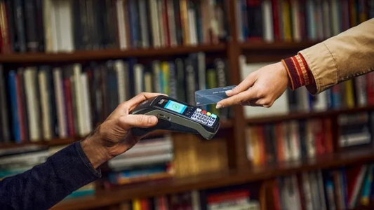 Oficializaron el cambio en la forma de pagar consumos con tarjetas en comercios