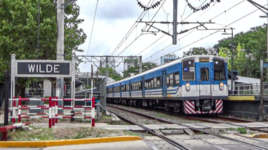 Corte de vías en el tren Roca: vecinos de Wilde reclaman por falta de luz